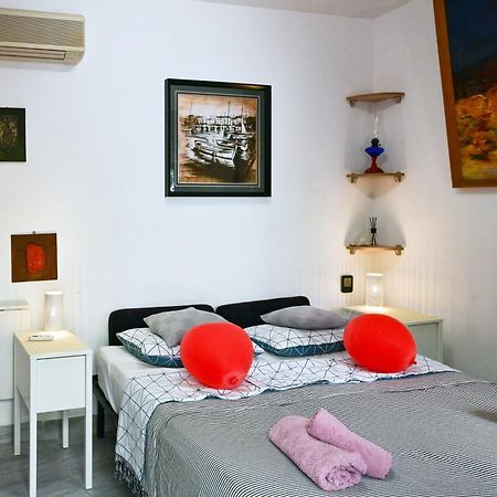 Bohemian Rhapsody Apartment Ровин Екстериор снимка